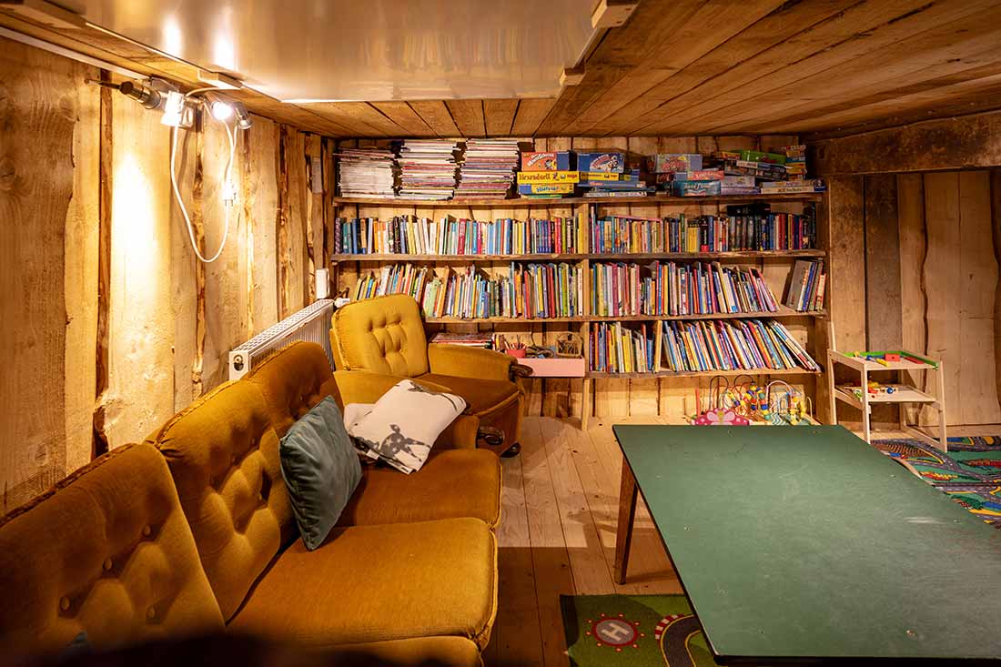 Unsere gemütliche Bibliothek und Leseecke lädt Groß und Klein zum gemütlichen Schmökern ein
