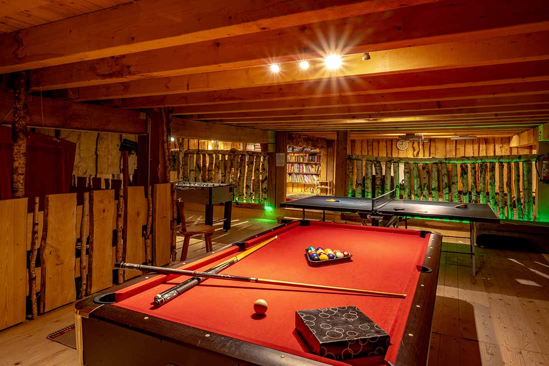 In unserem riesigen Spielraum gibt es Billard, Tischtennis, Tischkicker und vieles mehr…