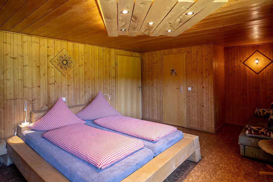 Unsere komfortable Ferienwohnung Löwenzahn mit zwei Terrassen für nachhaltige Familienferien im idyllischen Schwarzwald