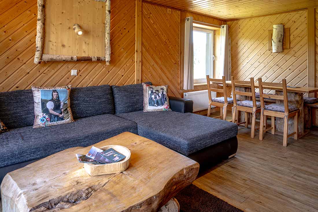 Gemütliches Wohnzimmer mit großem Ecksofa, Recamiere und Esstisch