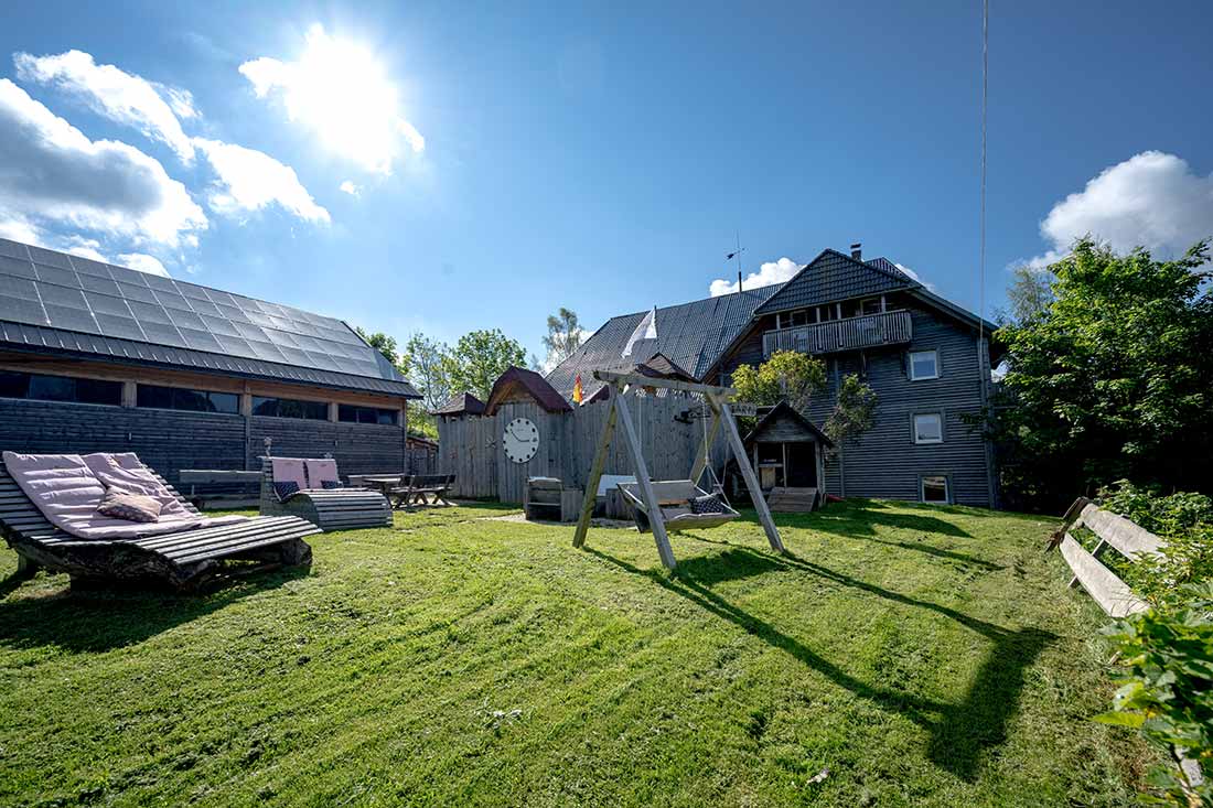 Unsere große Wiese bietet viel Platz zum Spielen sowie Hollywoodschaukel und bequeme Liegen