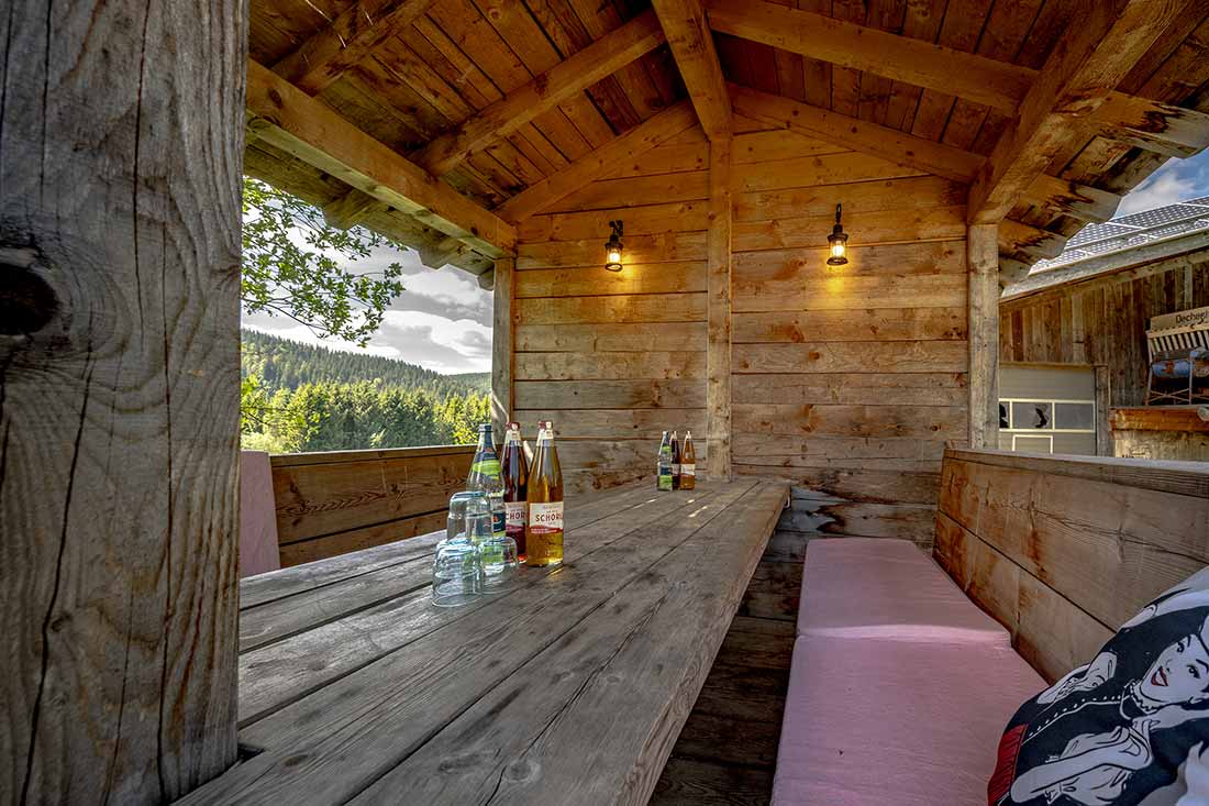 An unserem Freisitz hat man eine herrliche Aussicht und sitzt im Freien und doch geschützt gemütlich beisammen
