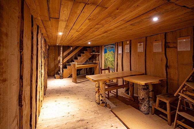 Unser Baumaterial ist vorwiegend nachhaltig erwirtschaftetes Holz aus eigener Beforstung.