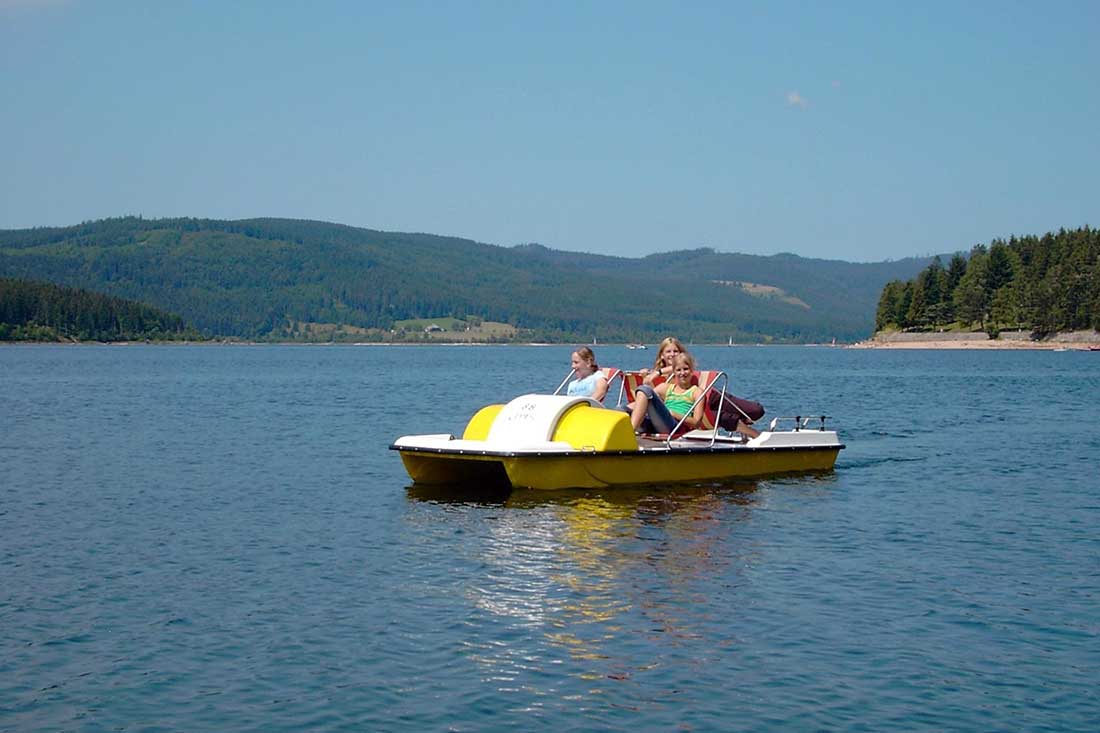 Ein allseits beliebter Spaß ist das Tretbootfahren am Schluchsee.