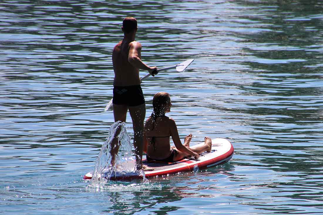 Stand up Paddling ist auf vielen Gewässern im Schwarzwald erlaubt und beliebt.